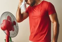 مرد جوان عرق کرده که نیاز به استفاده از ضد تعریق ها دارد