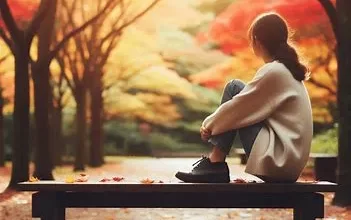 دختری افسرده روی نیمکت پارک. درمان افسردگی