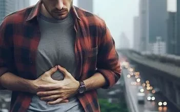 مرد جوانی در بزرگراه به خاطر گرسنگی با دستهایش شکمش را گرفته است