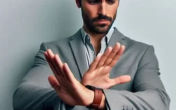 کاهش میل جنسی در مردان : مرد جوانی با حرکت دست بی میلی نسبت به پیزی را نشان میدهد.