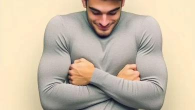 مرد جوانی که بدلیل پریاپیسم (نعوظ طولانی) احساسا خجالت می کند