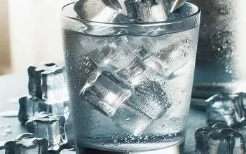 تصویر یک لیوان پر از یخ، نمادی از رژیم هک یخ