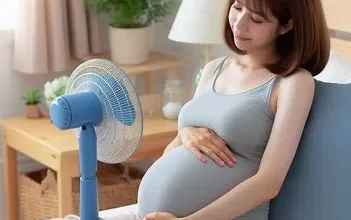 زن بارداری به خاطر گرگرفتگی بارداری روبروی پنکه نشسته است