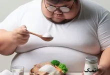 نمک و اضافه وزن: مرد چاقی در حال نمک زدن به غذایش