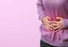 گرفتن شکم به نشانه درد ناشی از مشکلی که باعث یبوست و تب شده