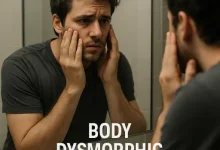 مرد مبتلا به اختلال بدشکلی بدن که با نارحتی در آینه به خود نگاه میکند
