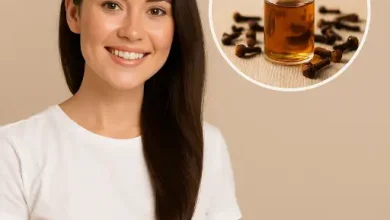 تصویر یک زن جوان با موهای بلند در کنار بطری حاوی روغن میخک