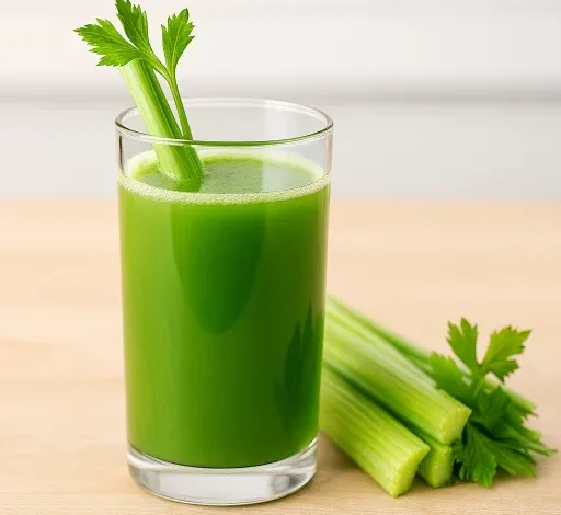 تصویر یک لیوان آب کرفس