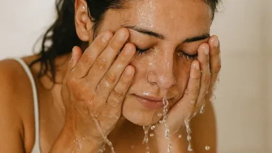 زن جوانی در حال شستن صورت